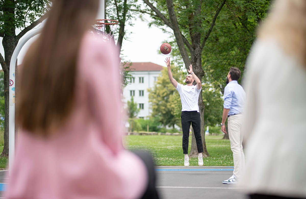 Mitarbeitende spielen Basketball