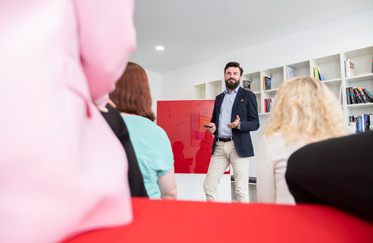 Person hält Vortrag