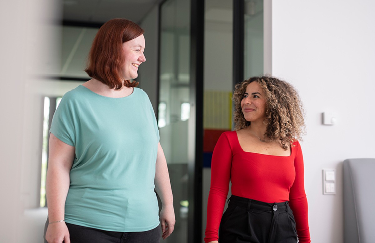 Zwei Personen im Gespräch im Gang