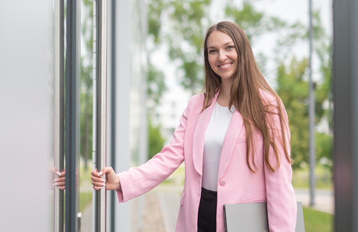 Person an Eingangstür