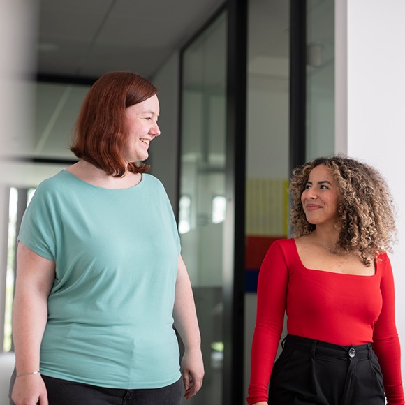 Zwei Personen im Gespräch im Gang