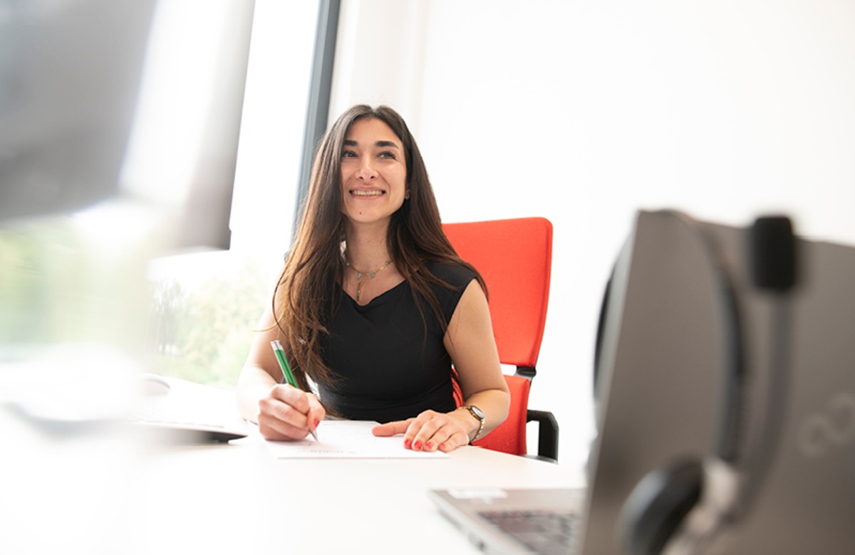 Person an Schreibtisch